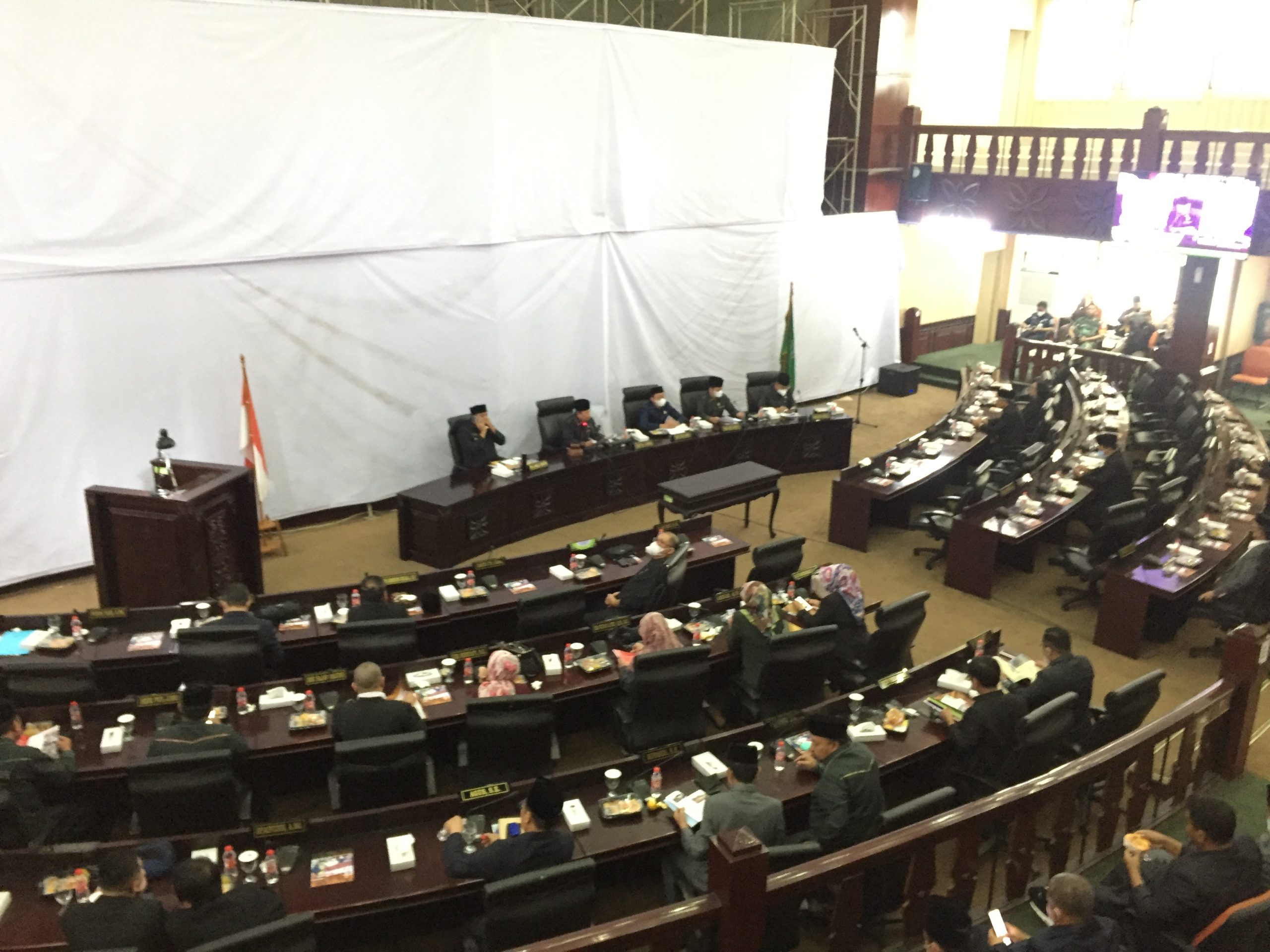 Potret rapat paripurna DPRD Kota Bekasi akhirnya dimulai setelah ngaret 1,5 jam, Rabu (30/11/2022).