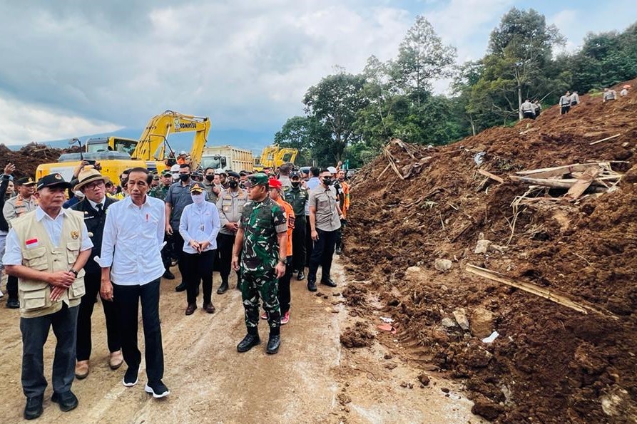 Presiden Jokowi saat meninjau lokasi terdampak gempa di Kabupaten Cianjur, Jawa Barat dan menginstruksikan jajarannya agar segera membuka akses daerah terisolasi, Selasa (22/11/2022).