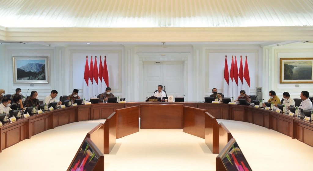 Potret Presiden Jokowi (tengah kemeja putih) saat memimpin ratas terkait evaluasi gelaran KTT G20 dan meminta jajarannya agar segera menindaklanjuti hasil pertemuan dengan para pimpinan dunia di Bali beberapa waktu lalu, Senin (28/11/2022).