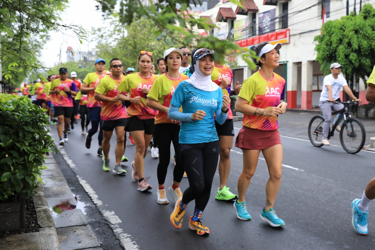 Potret Ganjar (topi putih diurutaan belakang) dan Siti Atikoh (kaos biru diurutan depan) saat mengikuti kegiatan lari melawan kanker 2023 di Yogyakarta, Minggu (20/11/2022).