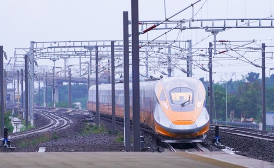 Kereta Cepat Jakarta Bandung atau KCJB dinilai Menteri BUMN Erick Thohir tak hanya berikan dampak positif bagi sektor transportasi, tapi juga bagi sektor ekonomi