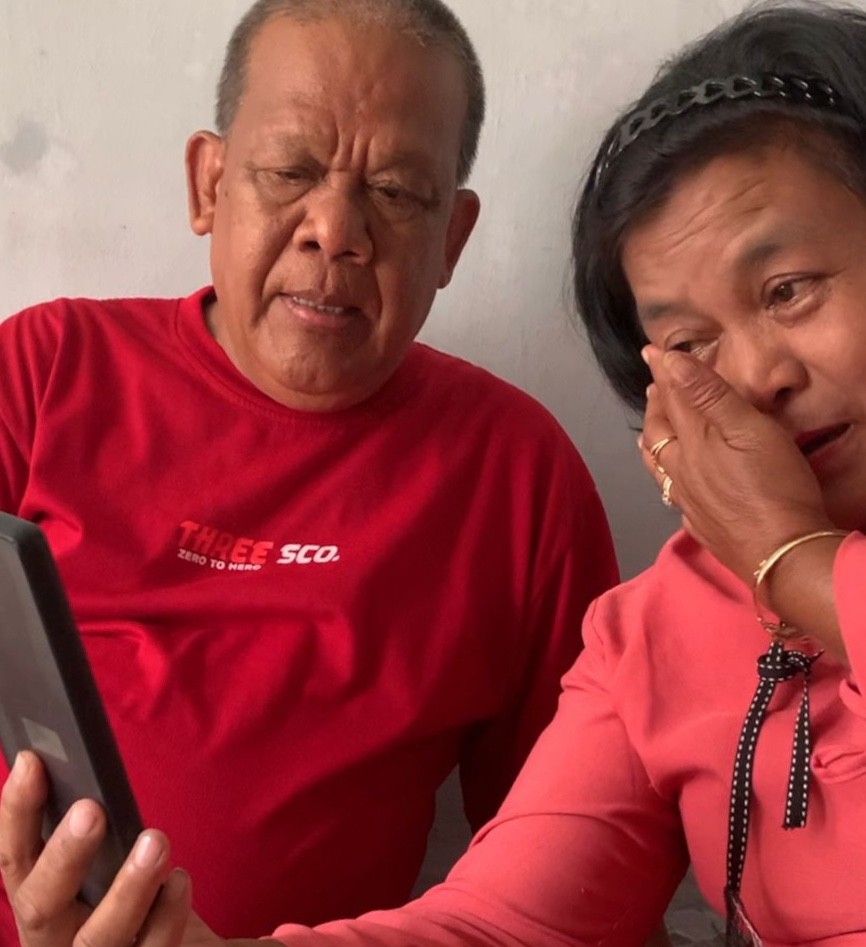 Potret seorang Ibu bernama Sumiyatun bersama suaminya Abdul Ghofur saat meneteskan air mata atau menangis bangga ketika melihat video anaknya yang merupakan alumnus SMKN Jateng telah sukses bekerja di Jepang.