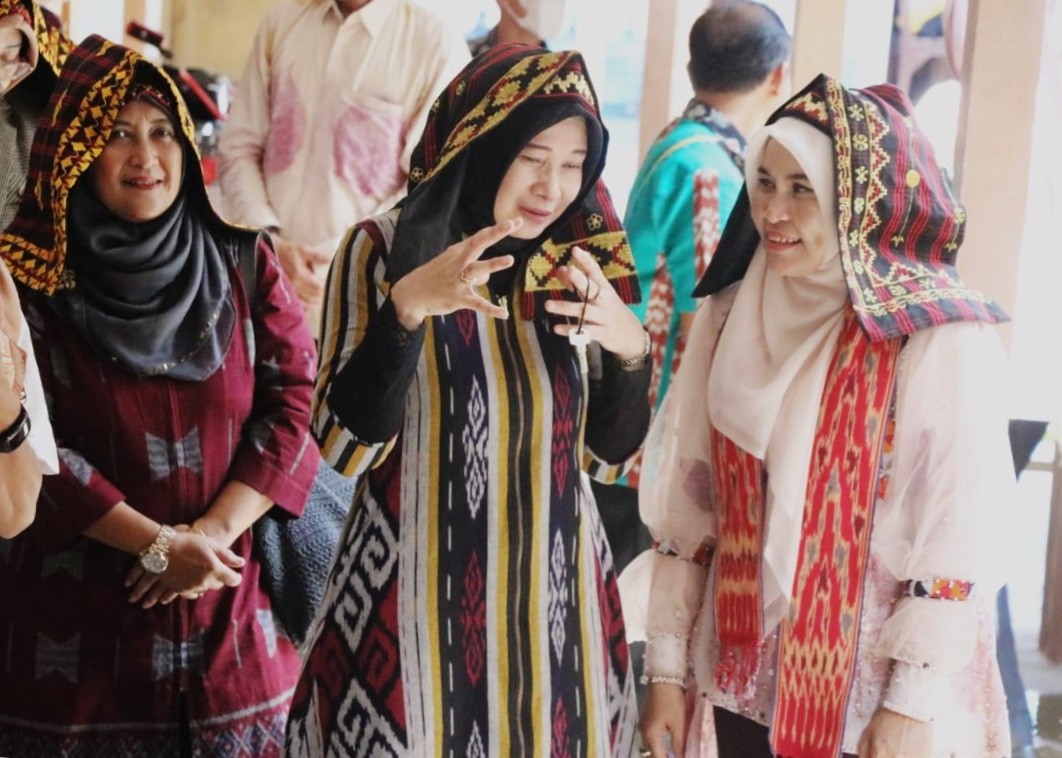 Potret para perempuan yang tampil anggun saat mengenakan tenun Ikat Inuh yang diproduksi di Jepara