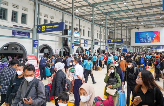 Potret para pelanggan KAI saat masa libur nataru yang menggunakan kereta api jarak jauh ke berbagai tujuan favoritnya