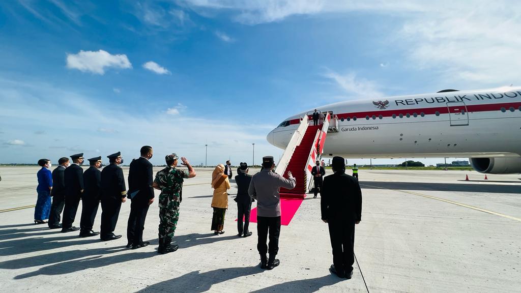 Potret Presiden Jokowi yang didampingi dengan Ibu Iriana Jokowi saat akan terbang ke Brussel, Belgia menghadiri Konferensi Tingkat Tinggi (KTT) ASEAN-Uni Eropa (EU), Selasa (13/12/2022).
