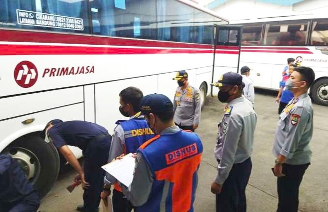 Potret petugas Dishub Jabar saat melakukan ramp check di Terminal Cikarang, Kabupaten Bekasi, Selasa (27/12/2022).