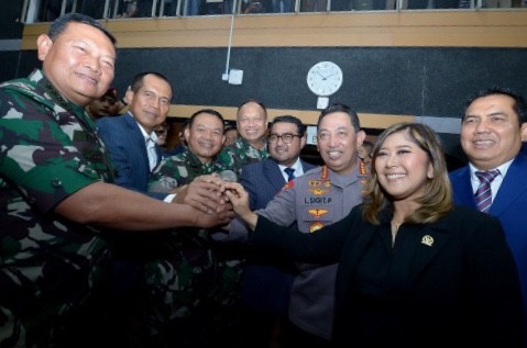 Potret Para Pimpinan Komisi I DPR RI bersama Panglima TNI yang baru Laksamana Yudo Margono di Kompleks Parleman, Jakarta, Jumat (2/12/2022).