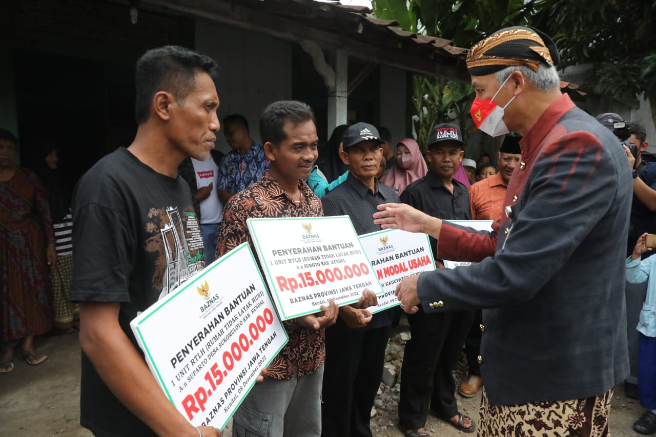 Potret Gubernur Jawa Tengah Ganjar Pranowo saat memberikan bantuan rehab rumah yang dicurhati warga soal ditinggal pergi istrinya hingga sekarang, Kamis (8/12/2022). (Dok. Humas Jateng)