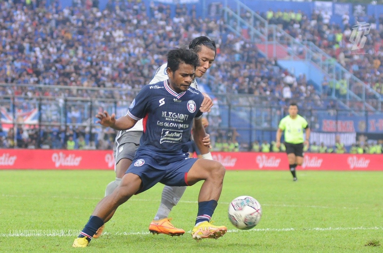 Ilustrasi pemain liga 1 yang sedang bertanding