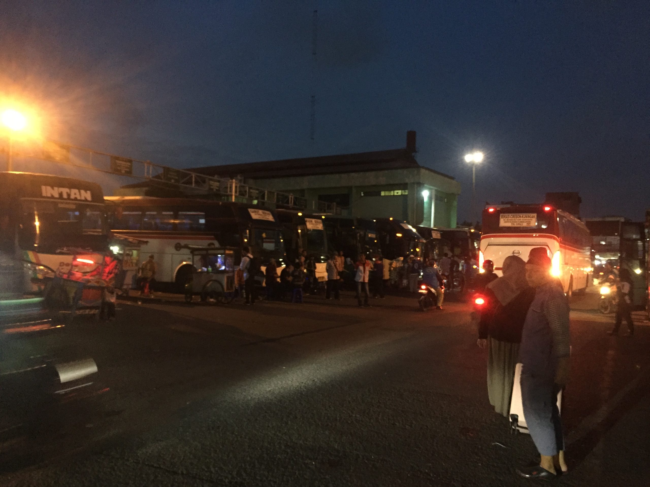 Potret Terminak Induk Kota Bekasi yang mulai dipadati penumpang H-2 Natal dan Tahun Baru, Jumat (23/12/2022).