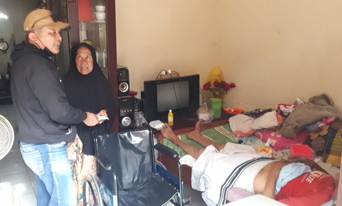 Potret Kepedulian Wakil Ketua II Ormas Gibas Kota Bekasi Ilham Failani atau Suink saat memberikan bantuan kepada warga Bintara, Bekasi Barat, Kota Bekasi, Jumat (2/12/2022).