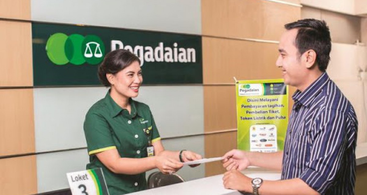 Ilustrasi petugas saat melayani nasabah di outlet pegadaian