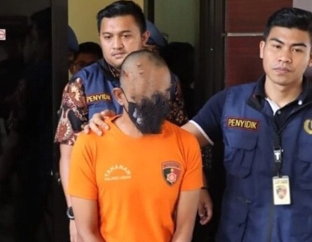 Potret eks pejabat Dinsos Lebak yang ditangkap polisi diduga menilap uang bansos bencana kebakaran senilai Rp308 juta, Jumat (9/12/2022). (Dok. Amsar)