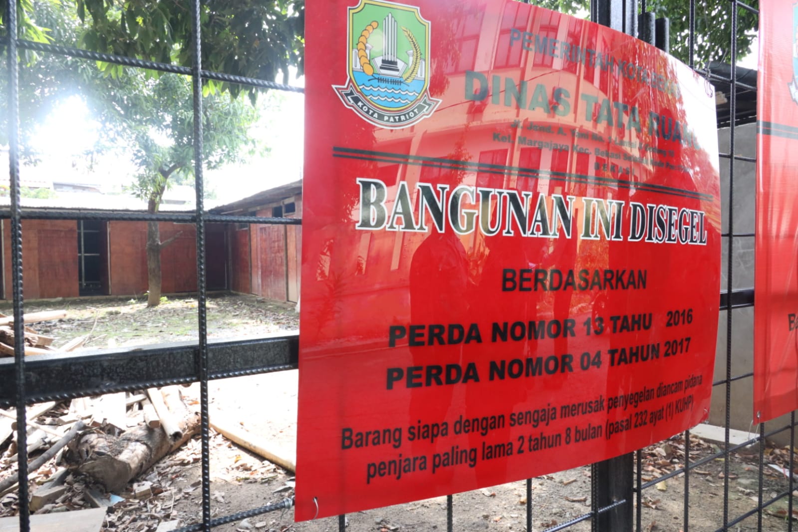 Distaru Kota Bekasi Segel Bangunan Liar di Kayuringin, Bekasi Selatan yang tepatnya disamping SMP Negeri 4 Kota Bekasi, Senin (5/12/2022).