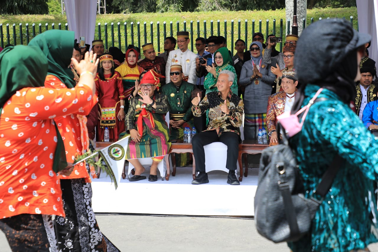 Potret Gubernur Jawa Tengah Ganjar Pranowo saat menghadiri pawai budaya nusantara II di kawasan Candi Borobudur, Sabtu (10/12/2022). (Dok Humas Jateng)