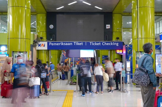 KAI menyediakan tiket kereta dengan tarif reduksi dan khusus untuk berbagai kalangan, mulai dari lansia, dosen, wartawan, tni/polri dan lainnya.