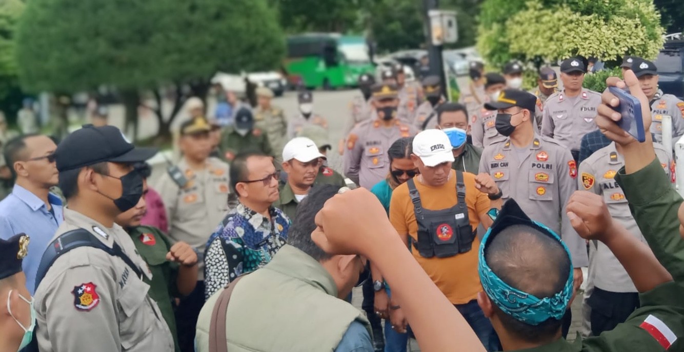 Potret Sekretaris DPRD Kota Bekasi Hanan saat menerima massa aksi yang tergabung dalam LSM Trinusa dan ARB di halaman Kantor DPRD Kota Bekasi, Kamis (26/1/2023).