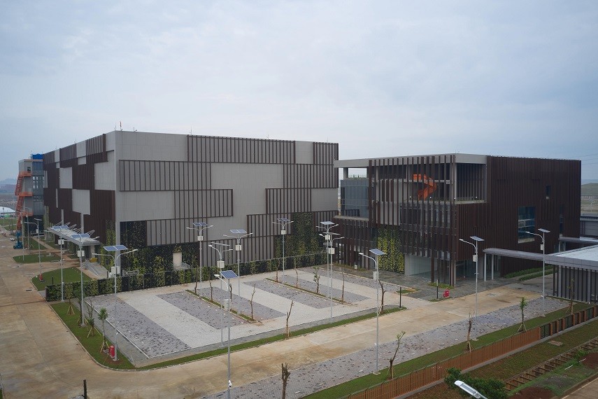Ilustrasi gedung data center energi biru dan ramah lingkungan yang akan hadir di Indonesia