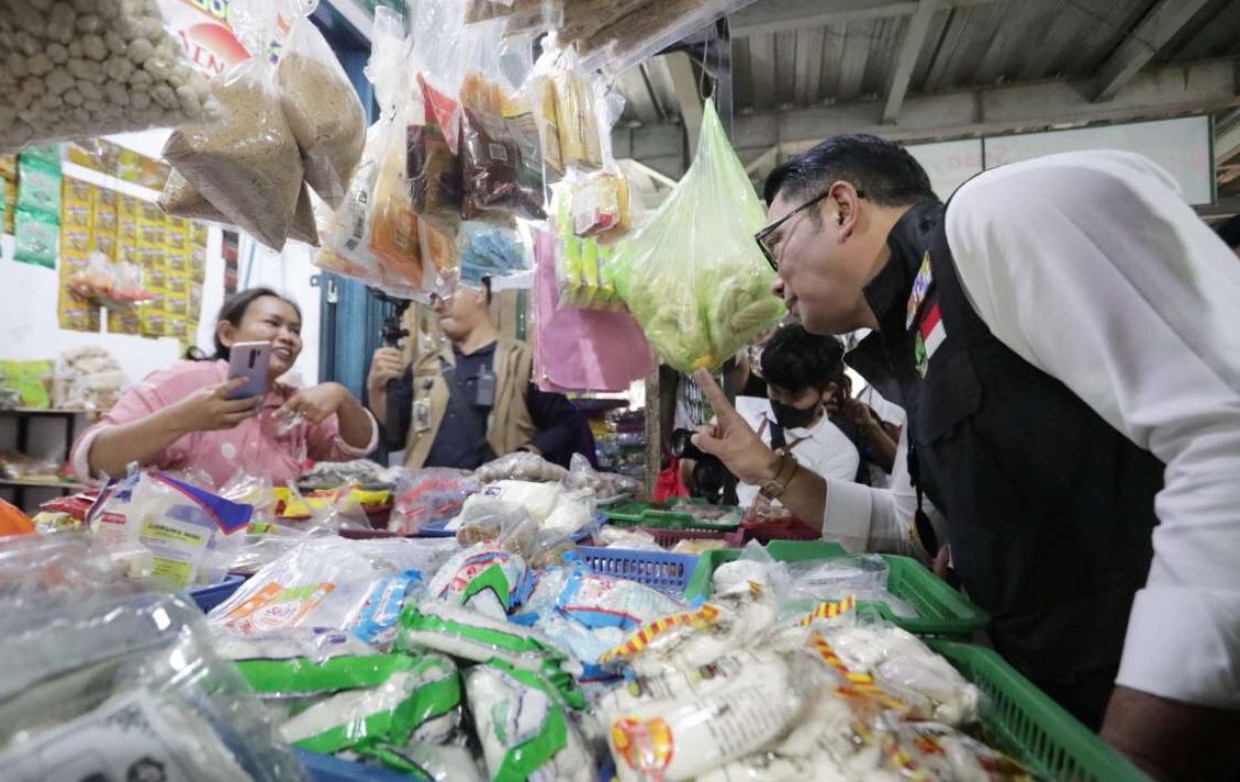 Potret Gubernur Jawa Barat Ridwan Kamil saat turun ke Pasar Pasalaran Cirebon, Rabu (25/1/2023).