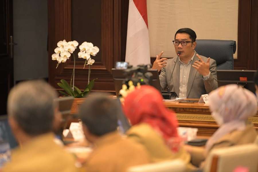 Potret Gubernur Ridwan Kamil saat memimpin rapat pimpinan daerah dan kepala perangkat daerah di lingkungan Pemdaprov Jabar di Gedung Sate Bandung, Senin (2/1/2023).