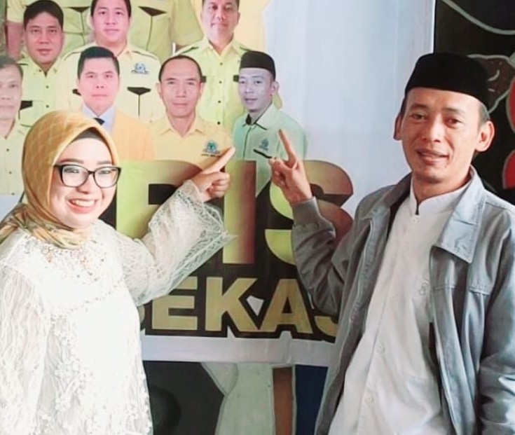 Potret Hamdi yang berlatar belakang santri sekaligus aktivis HMI dan juga fungsionaris partai (kanan) bersama Ade Puspitasari (kiri) Ketua DPD Partai Golkar Kota Bekasi. (Dok. Istimewa)