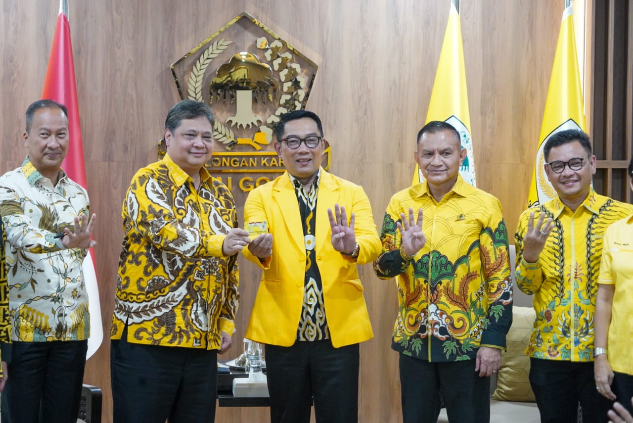 Potret Ridwan Kamil yang akrab disapa Kang Emil saat diberikan KTA oleh Ketua Umum Partai Golkar Airlangga Hartarto di kantor Dewan Pimpinan Pusat (DPP) Partai Golkar di Kecamatan Palmerah, Jakarta Barat pada Rabu (18/1/2023) kemarin. Hal tersebut menandakan bahwa secara resmi Gubernur Jawa Barat Ridwan Kamil telah bergabung dan menjadi kader Partai Golkar. (Dok. Istimewa)