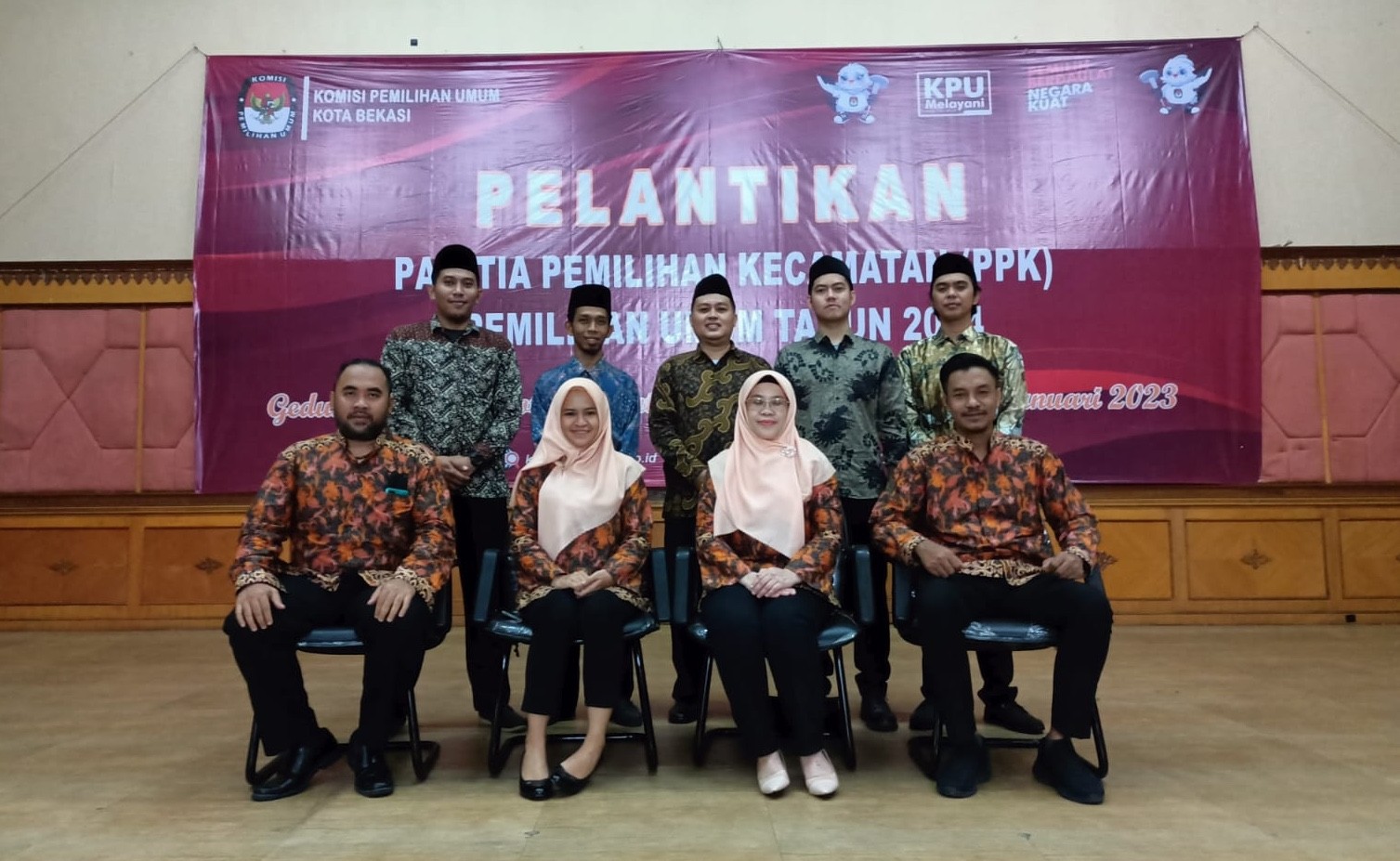 Potret anggota PPK saat melakukan foto bersama dengan pimpinan KPU dan Bawaslu usai dilantik di Balai Patriot Kota Bekasi, Rabu (4/1/2023).