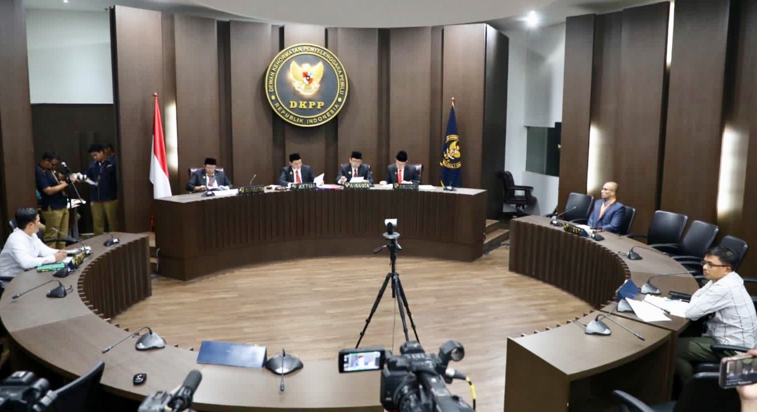 Potret Ketua KPU Hasyim Asyari bersama Komisioner lainnya saat menghadiri dan menjalani sidang pemeriksaan dugaan Pelanggaran Kode Etik Penyelenggara Pemilu (KEPP) di Ruang Sidang DKPP Jakarta, Senin (27/2/2023).