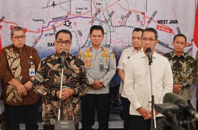 Menhub Budi Karya Sumadi (kiri) bersama PJ Gubernur DKI Jakarta Heru Budi Hartono (kanan) saat bertemu dan membahas terkait pengembangan angkutan massal perkotaan.