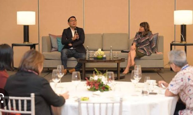 Potret Gubernur Jawa Barat Ridwan Kamil (kiri) saat menjadi pembicara dan membeberkan inovasi digital yang membawa kesejahteraan warga di St Regis Hotel Jakarta, Rabu (8/2/2023) malam.