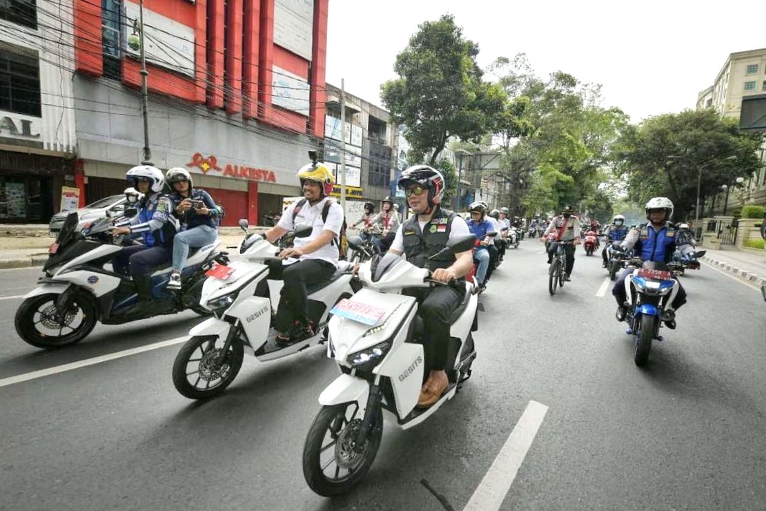 Potret Ridwan Kamil bersama Bobby Nasution saat berkonvoi menunggai motor listrik di Kota Medan, Sumatra Utara, Rabu (1/2/2023).
