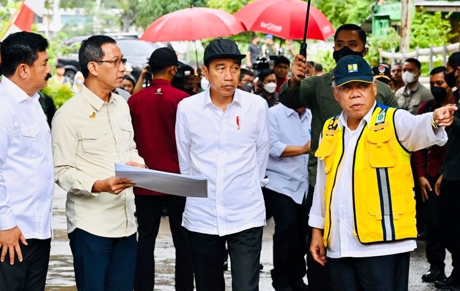 Presiden Jokowi bersama para pembantunya saat meninjau pengerjaan normalisasi Kali Ciliwung, Selasa (21/2/2023). (Dok. Skb)