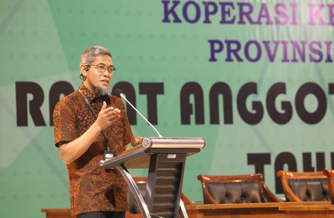 Potret Sekretaris Daerah Jawa Tengah Sumarno saat memberikan sambutan pembukaan Rapat Anggota Tahunan (RAT) Koperasi KPRI Bhakti Praja di Gedung BPSDMD Jateng, Rabu (22/2/2023). Ia mendorong agar koperasi melakukan transformasi digital.