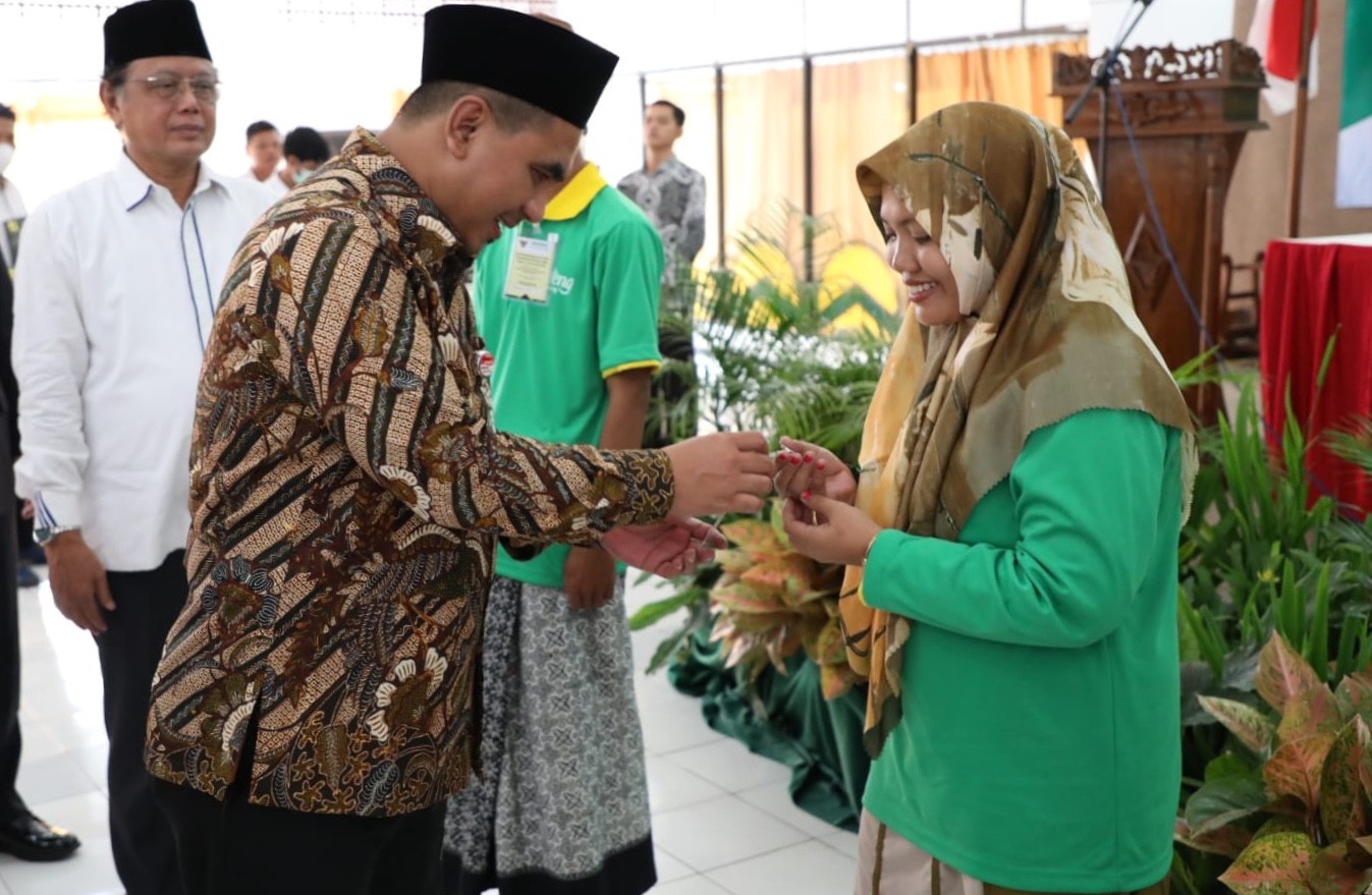 Wakil Gubernur Jawa Tengah saat berinteraksi dengan para santri pondok pesantren (Ponpes) yang akan dilatih untuk menjadi pengusaha.