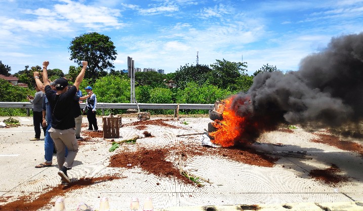 Potret warga saat membakar ban di Gerbang Tol Jatikarya, Rabu (8/2/2023).