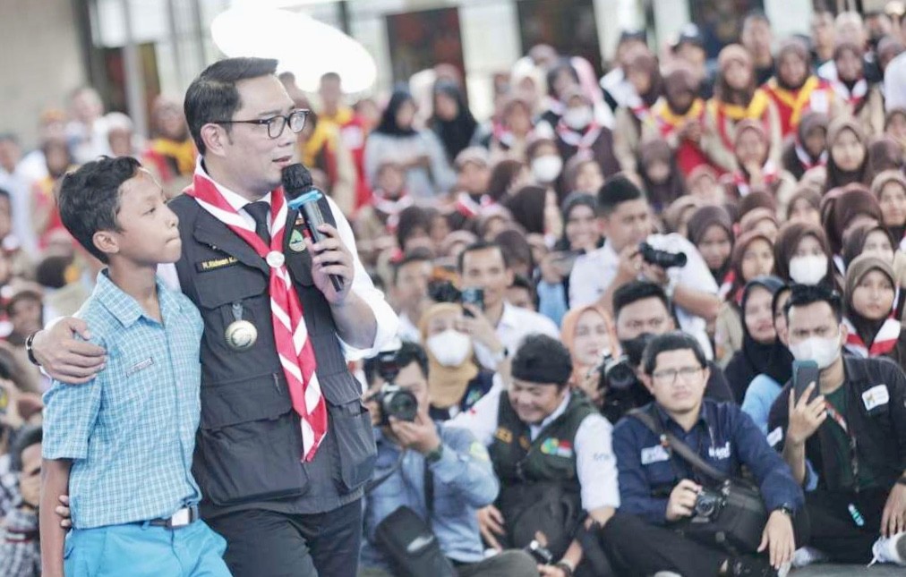 Potret Gubernur Jawa Barat Ridwan Kamil saat memberikan pengarahan kepada para siswa/i di SMA Negeri 2 Kota Banjar sekaligus meluncurkan program Sistem Terintegrasi Olah Pengaduan Perundungan (Stopper), Rabu (22/2/2023).