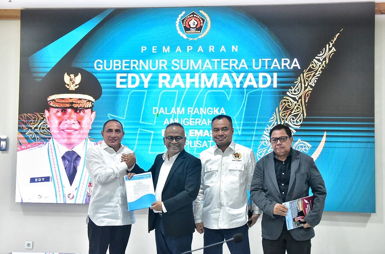 Potret Edy Rahmayadi bersama Ketua Umum PWI Atal S Depari dan para panelis lainnya usai menguji makalah bertajuk ‘Pers Mitra Strategis Wujudkan Sumatera Utara Yang Maju, Aman dan Bermartabat’ karya Edy Rahmayadi, Selasa (7/2/2023).