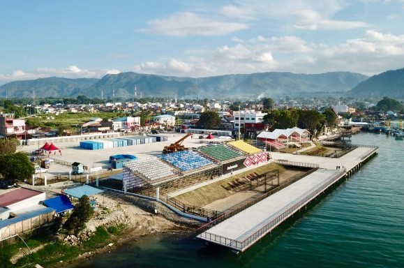 Potret venue Kejuaraan Dunia Perahu Motor Formula 1 (F1) atau dikenal dengan F1H2O di Danau Toba, Sumatera Utara yang telah rampung dikerjakan oleh Kementerian PUPR. (Dok. PUPR)