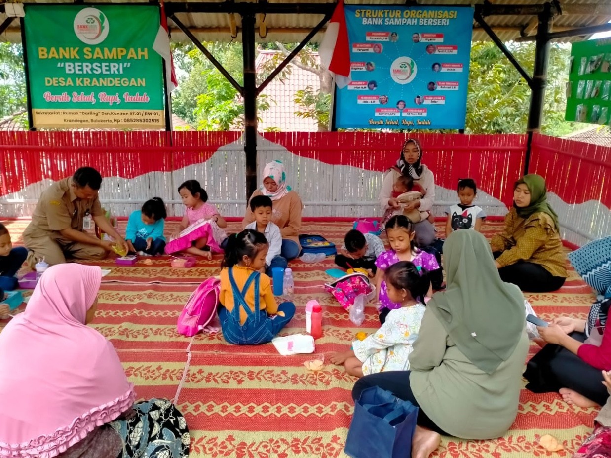 Anak TK dan SD di Kecamatan Bulukerto, Wonogori bisa mengikuti les tanpa membayar dengan uang. Para anak TK dan SD disini jika ingin mengikuti les cukup dengan membawa sampah.