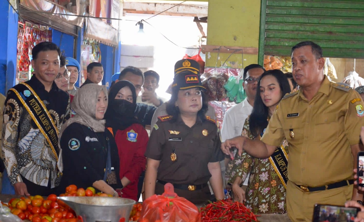 Plt Walikota Bekasi Tri Adhianto turun langsung cek ketersediaan bahan pokok (bapok) dan harga di Pasar Baru, Kota Bekasi, Jawa Barat, Senin (20/3/2023).