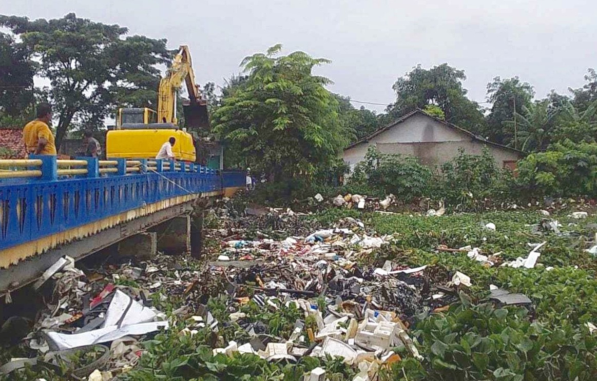 Sampah yang menumpuk di kali Ciherang Bekasi dibersihkan Dinas Lingkungan Hidup Kabupaten Bekasi, Jumat (3/3/2023).