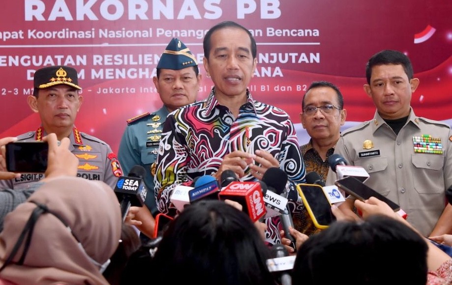 Potret Presiden Jokowi usai membuka Rakornas Penanggulangan Bencana di JiExpo, Kemayoran, Jakarta, Kamis (2/3/2023).