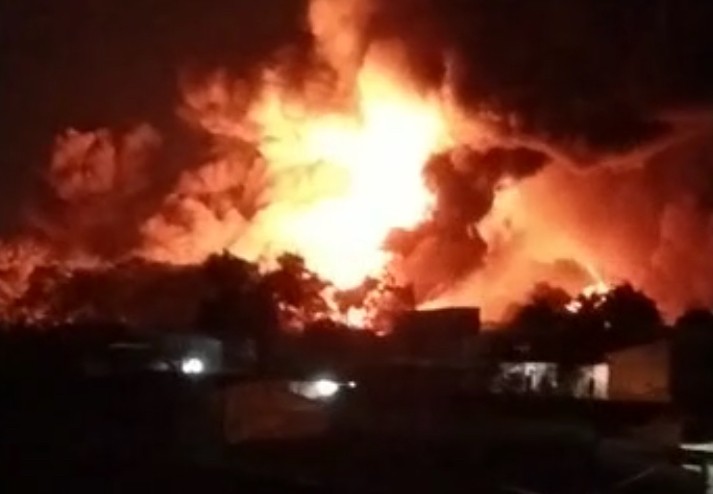 Depo Pertamina Plumpang, Jakarta Utara kebakaran pada Jumat (3/3/2023) malam. Belum diketahui pasti apa yang menyebabkan depo ini terbakar. (Foto/Tangkapan Layar)
