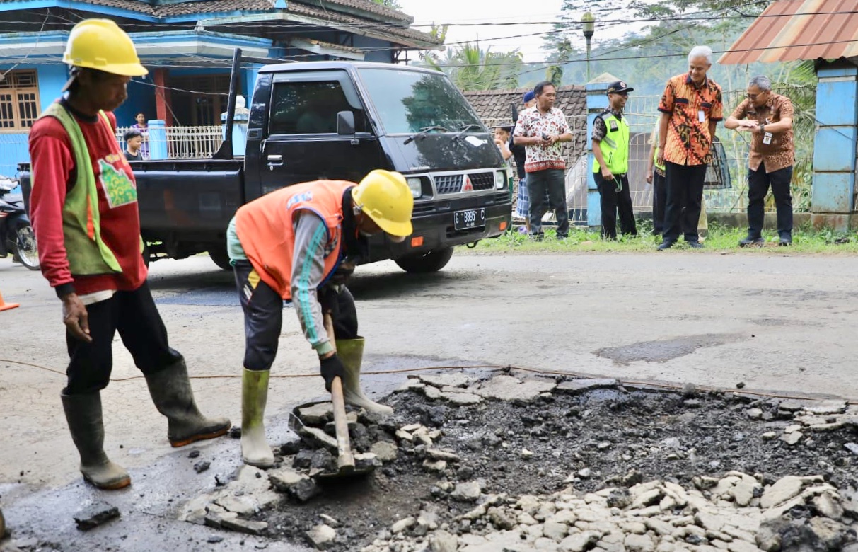 Potret Gubernur Jawa Tengah Ganjar Pranowo saat meninjau jalan rusak yang sedang diperbaiki dan terus dikebut oleh para pekerja.