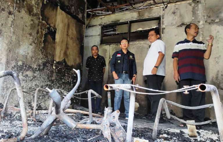 Pj Bupati Bekasi Dani Ramdan tinjau lokasi kebakaran.