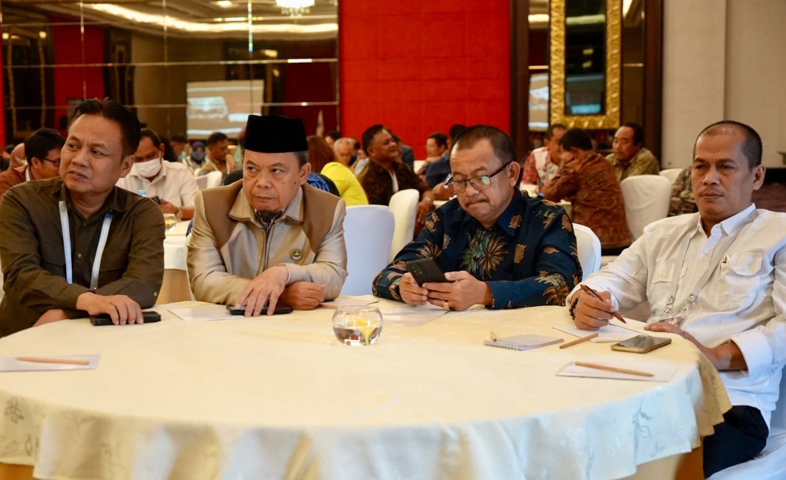 Potret Ketua DPRD Saifuddaulah (memakai peci) dan Sekretaris Dewan Kota Bekasi (memakai kacamata) saat hadir dalam rakor ADEKSI selama tiga hari di Jakarta.