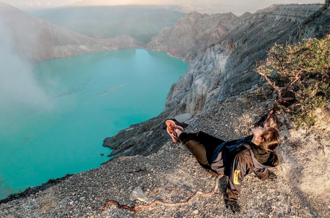 Potret seorang perempuan yang sedang berada di Kawah Ijen yang saat ini sudah resmi menjadi jaringan UNESCO Global Geoprak.