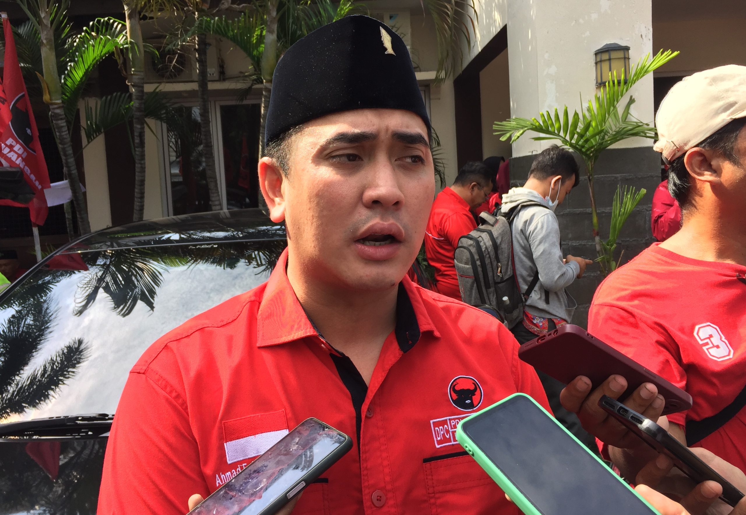 Potret Sekretaris DPC PDI Perjuangan Kota Bekasi Ahmad Faisyal usai mendaftarkan bacaleg ke KPU Kota Bekasi, Kamis (11/5/2023). (Dok. Daniel Siahaya)