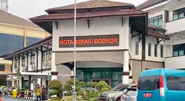 Potret papan running text yang berada di lingkungan Asrama Haji Embarkasi Jakarta-Bekasi yang tiba-tiba berubah menjadi bertuliskan Plt Wali Kota Bekasi Bobrok.