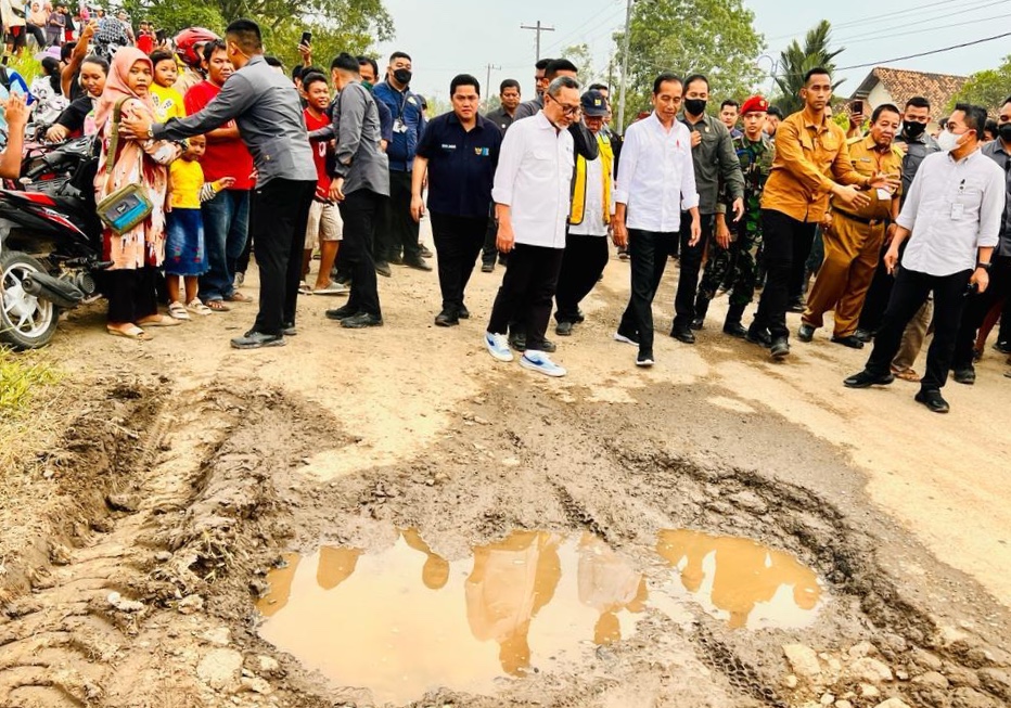 Potret Presiden Jokowi bersama para pembantunya saat meninjau sejumlah jalan yang rusak di Lampung, Jumat (5/5/2023).